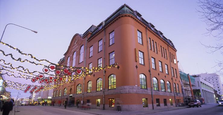 Rødbanken i Storgata i Tromsø. Det tradisjonsrike og monumentale bygget er framleis hovudkontor for Sparebank1 Nord-Norge. 